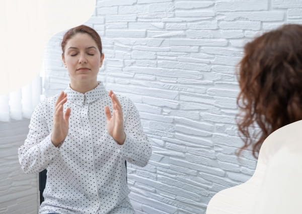 Hypnotiseurin und Klientin während einer Hypnose